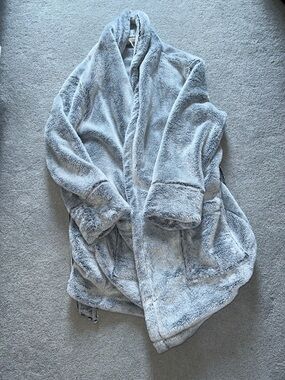 Aerie Cozy Plush Robe in Light Gray Sz Medium